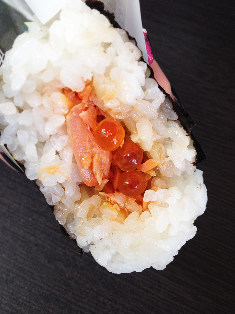 セブンイレブンのおにぎり こだわりおむすび 紅鮭はらみといくら を食べてみた Mon Favori セブンイレブンのおにぎり こだわりおむすび 紅鮭はらみといくら を食べてみた Mon Favori